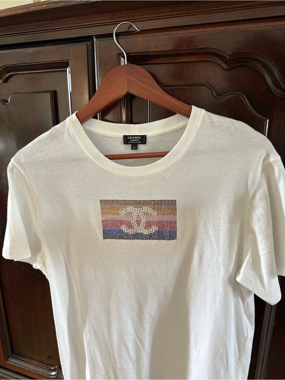 CHANEL Cruise Collection Swarovski Crystal-embellished CC logo T-shirt